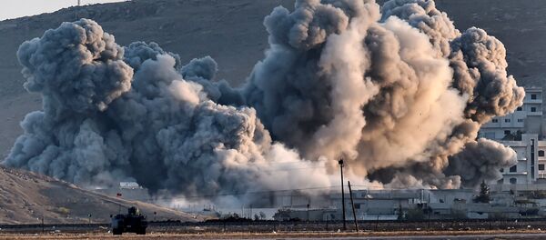 Smoke rises during airstrikes on the Syrian town of Ain al-Arab, known as Kobane by the Kurds Smoke rises during airstrikes on the Syrian town of Ain al-Arab, known as Kobane by the Kurds - Sputnik Mundo