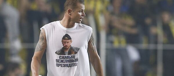 Mediocampista del equipo ruso de fútbol Lokomotiv, Dmitri Tarasov, en una camiseta con imagen del presidente ruso, Vladímir Putin - Sputnik Mundo