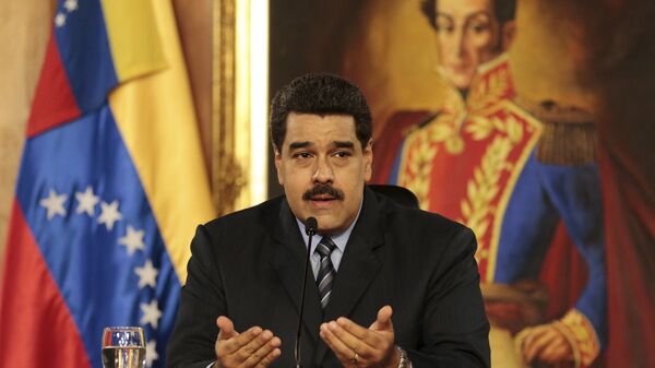 Venezuela's President Nicolas Maduro speaks during a meeting at Miraflores Palace, in front of a painting of South American revolutionary hero Simon Bolivar, in Caracas, in this handout picture provided by Miraflores Palace on February 17, 2016.  - Sputnik Mundo