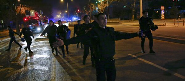 Policías turcos en el lugar del atentado en Ankara - Sputnik Mundo