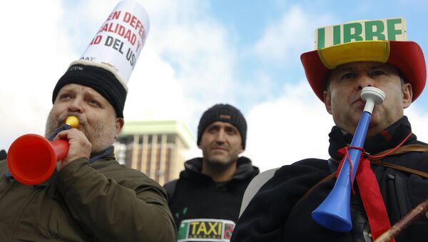 Manifestación de protesta de taxistas españoles en Madrid - Sputnik Mundo