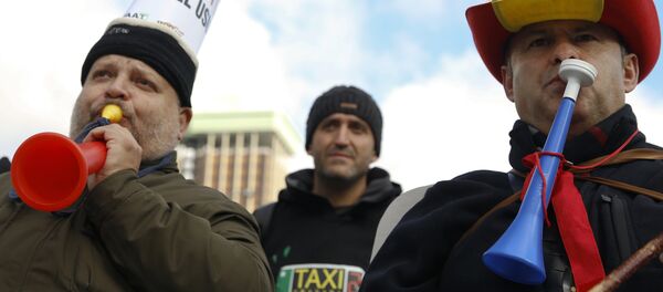 Manifestación de protesta de taxistas españoles en Madrid Manifestación de protesta de taxistas españoles en Madrid - Sputnik Mundo