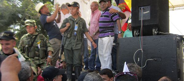 Guerrilleros de las FARC hacen campaña por la paz en plaza pública de Colombia (archivo) - Sputnik Mundo