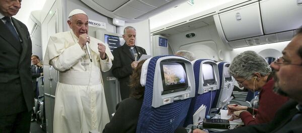 Papa Francisco durante el encuentro con medios a bordo del avión papal - Sputnik Mundo