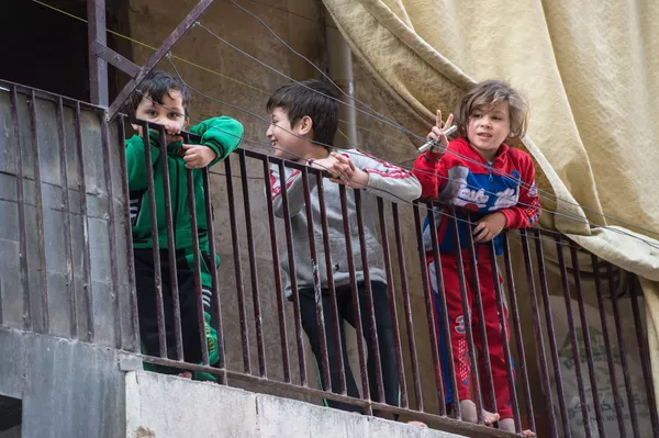 Niños en un barrio residencial en Alepo Niños en un barrio residencial en Alepo - Sputnik Mundo