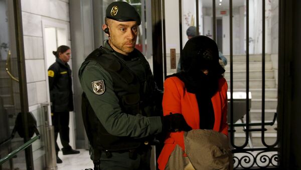 Sospechosa acompañada por un miembro de la Guardia Civil en la sede de Banco de Industria y Comercio de China - Sputnik Mundo