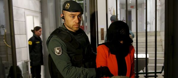 Sospechosa acompañada por un miembro de la Guardia Civil en la sede de Banco de Industria y Comercio de China - Sputnik Mundo