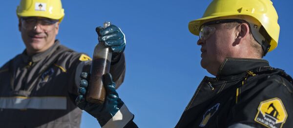 Extracción de petróleo por la compañía Rosneft - Sputnik Mundo