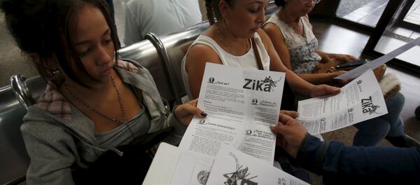 Mujeres colombianas escuchando la información sobre la prevención del Zika - Sputnik Mundo