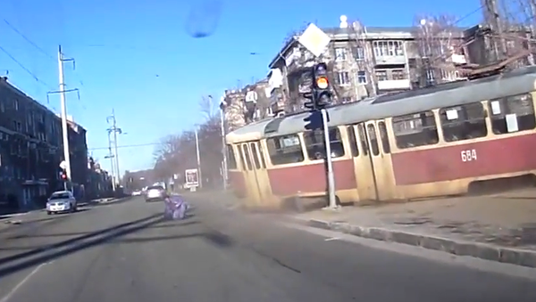 El verdadero “Renacido”: Tranvía atropella a un hombre en Ucrania - Sputnik Mundo