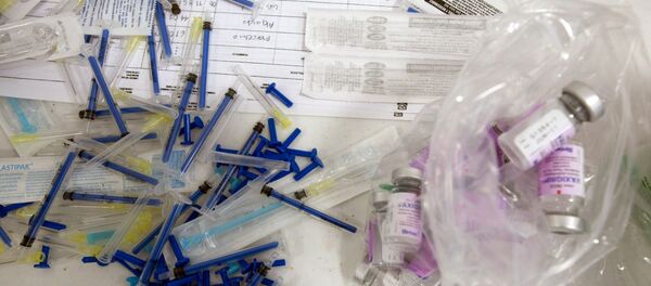 Picture of vaccines and needles taken during a vaccination campaign against Influenza A H1N1 Virus (swine flu) in Ciudad Juarez, Mexico, on March 28, 2011 - Sputnik Mundo