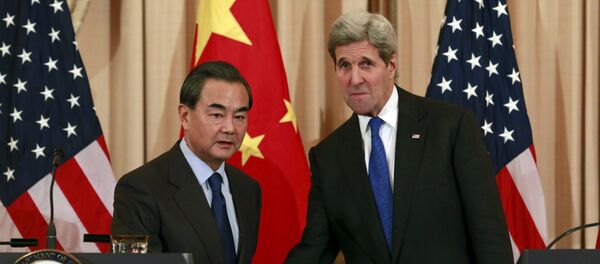 Wang Yi, ministro de Exteriores de China, y John Kerry, secretario de estado de EEUU - Sputnik Mundo