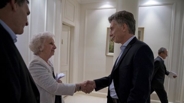 Presidente de Argentina, Mauricio Macri y presidenta de Abuelas de Plaza de Mayo, Estela de Carlotto - Sputnik Mundo