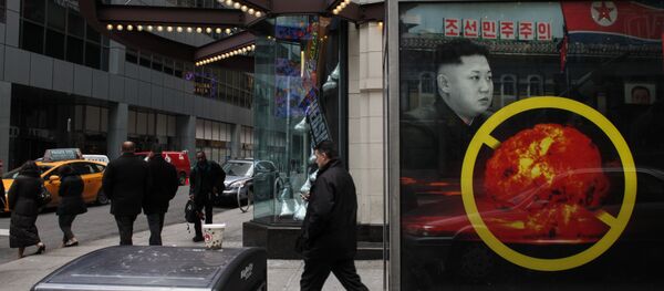 Un cartel en Nueva York contra el desarrollo de armas nucleares por Corea del Norte - Sputnik Mundo