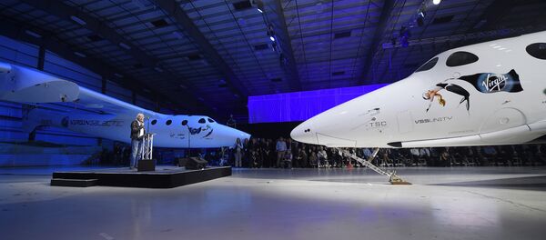 Sir Richard Branson speaks to attendees after Virgin Galactic's SpaceShipTwo, right, space tourism rocket was rolled out, Friday, Feb. 19, 2016, in Mojave, Calif - Sputnik Mundo