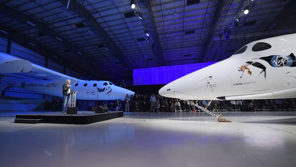 Sir Richard Branson, fundador del Grupo Virgin, junto a la nave espacial tripulada SpaceShipTwo (archivo) - Sputnik Mundo