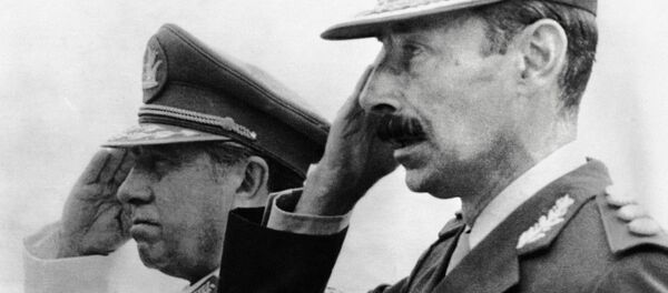 Dictador de Argentina, Jorge Videla (dcha.) y su homólogo de Chile, Augusto Pinochet (archivo) - Sputnik Mundo