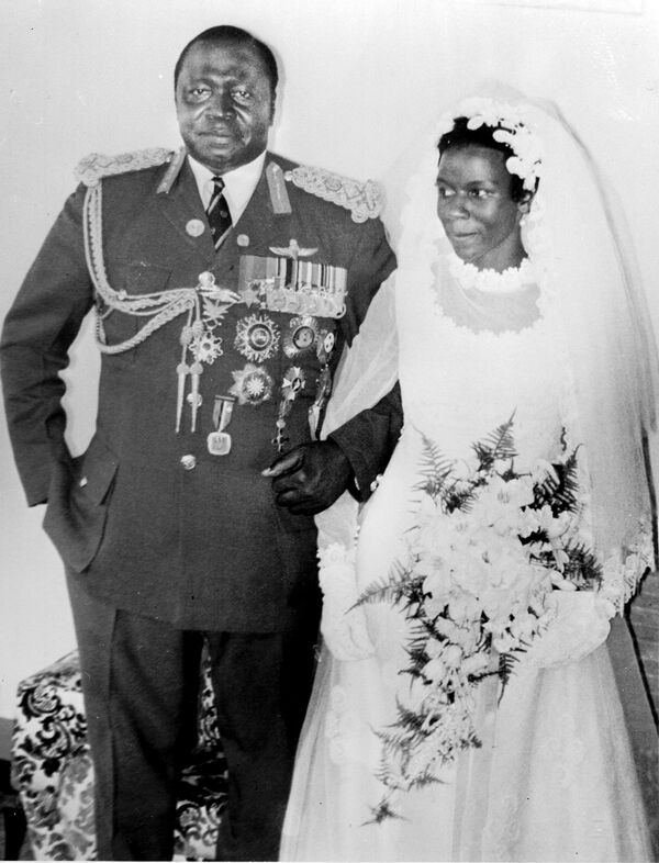 President of Uganda Idi Amin Dada poses with his new bride Sarah Kyolaba - Sputnik Mundo