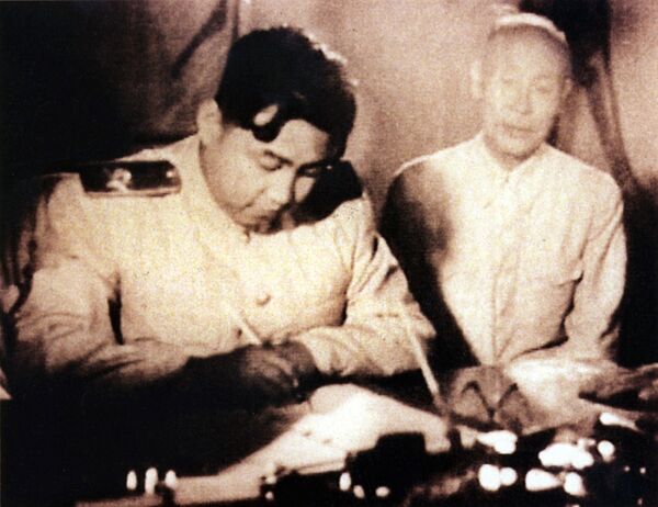 North Korean leader Kim Il-Sung (L) as he signs a document in Seoul, Korea - Sputnik Mundo