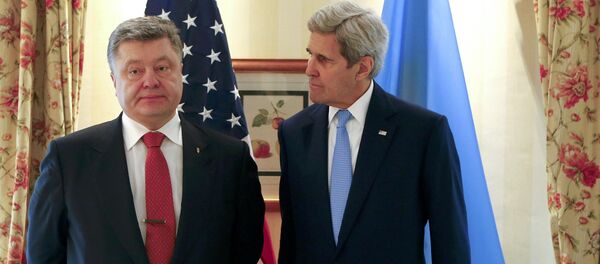 Secretario de Estado de EEUU, John Kerry, y el presidente de Ucrania, Petró Poroshenko (archivo) - Sputnik Mundo