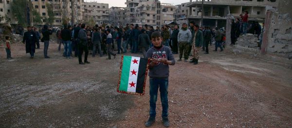 Un niño con la bandera de la oposición siria Un niño con la bandera de la oposición siria - Sputnik Mundo