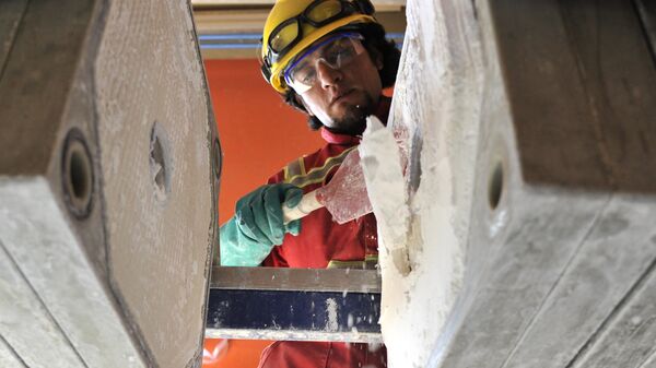 A man works on the extraction of Lithium carbonate from salpeter of the Uyuni salt pan the Llipi pilot plant in Uyuni, south from La Paz - Sputnik Mundo