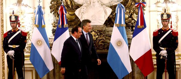 El presidente de Francia, François Hollande, con el presidente de Argentina, Mauricio Macri frente a las banderas nacionales de ambos paises - Sputnik Mundo