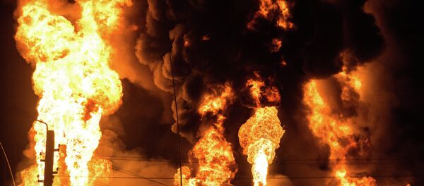 Incendio en un depósito de petróleo - Sputnik Mundo