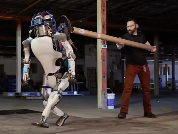 El robot humanoide Atlas, víctima de violencia por sus propios diseñadores - Sputnik Mundo