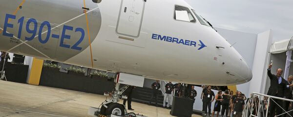 Brazilian aircraft maker Embraer's CEO Frederico Curado (R) salutes workers next to an new Embraer E190-E2 during its unveil in Sao Jose dos Campos, Brazil, February 25, 2016. - Sputnik Mundo