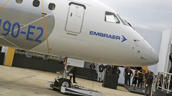 Brazilian aircraft maker Embraer's CEO Frederico Curado (R) salutes workers next to an new Embraer E190-E2 during its unveil in Sao Jose dos Campos, Brazil, February 25, 2016.  - Sputnik Mundo