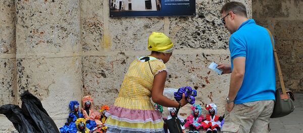 A tourist buys dolls at the Old Havana, on December 16, 2015. - Sputnik Mundo