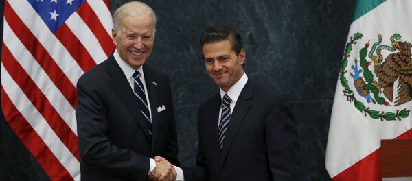 Vicepresidente de EEUU, Joe Biden, y presidente de México, Enrique Peña Nieto - Sputnik Mundo