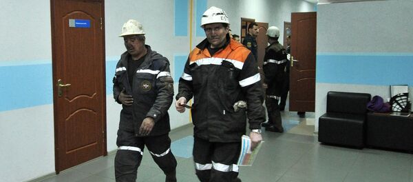 Equipos de rescate en el edificio de la mina Sévernaya, Vorkutá - Sputnik Mundo