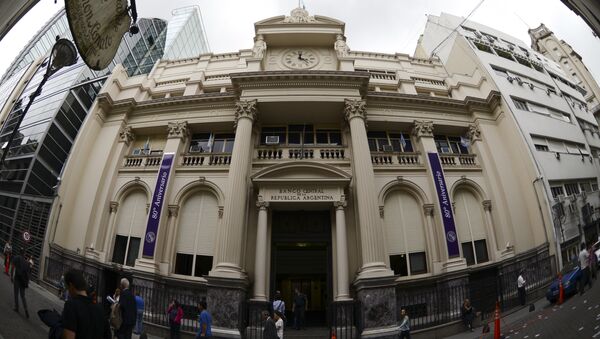 People walk past the facade of the Central Bank of Argentina in downtown Buenos Aires, on November 17, 2015. - Sputnik Mundo