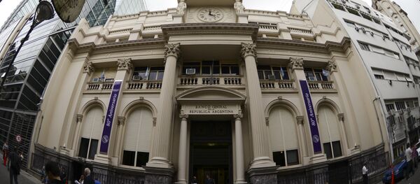People walk past the facade of the Central Bank of Argentina in downtown Buenos Aires, on November 17, 2015. - Sputnik Mundo
