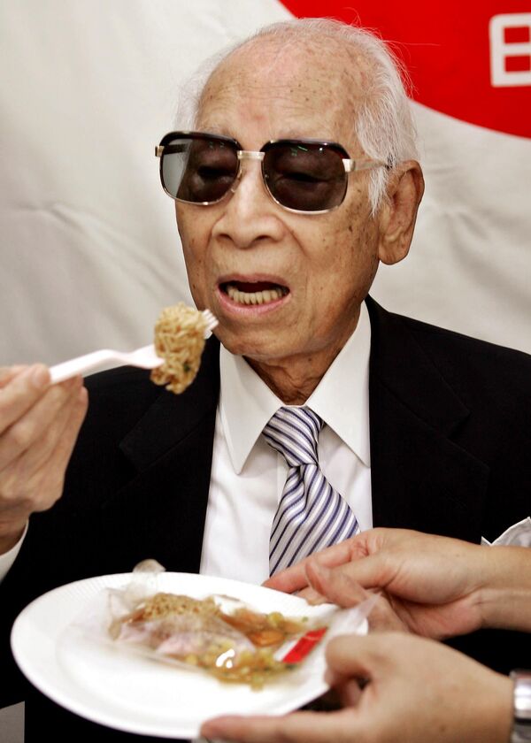 Momofuku Ando, fundador y presidente de Nissin Productos Alimenticios, creador de la sopa instantánea ramen Momofuku Ando, fundador y presidente de Nissin Productos Alimenticios, creador de la sopa instantánea ramen - Sputnik Mundo