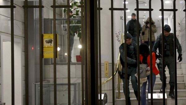 Sospechosa acompañada por un miembro de la Guardia Civil en la sede de Banco de Industria y Comercio de China - Sputnik Mundo