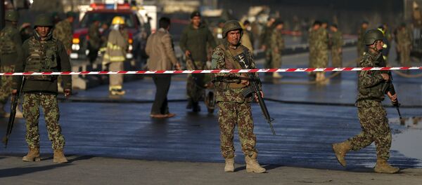 Soldados afganos cerca del sitio del ataque suicida en Kabul - Sputnik Mundo