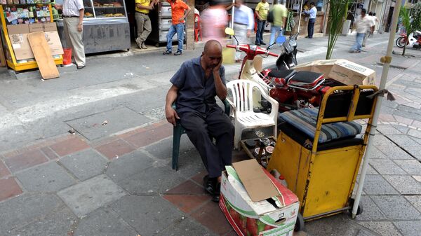 Un hombre esperando clientes - Sputnik Mundo