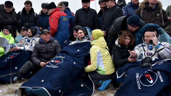 Mijaíl Kornienko, Serguéi Volkov y Scott Kelly tras el aterrizaje de la Soyuz - Sputnik Mundo