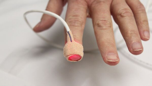 Electrocardiógrafo que mide el ritmo cardíaco - Sputnik Mundo