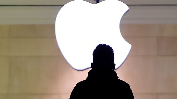 Un hombre dirigiéndose a la tienda de Apple (imagen referencial) - Sputnik Mundo