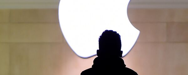 Un hombre sube las escaleras de una Apple Store - Sputnik Mundo
