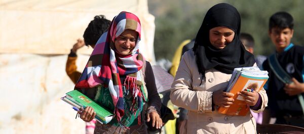 Niñas sirias en el campo de Safsafa, cerca de Idlib Niñas sirias en el campo de Safsafa, cerca de Idlib - Sputnik Mundo