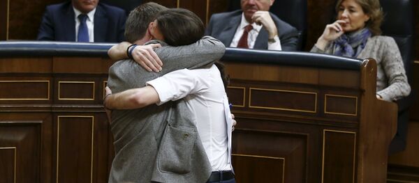 Podemos (We Can) party leader Pablo Iglesias (R) embraces Podem en Comu leader Xavier Domenech  - Sputnik Mundo