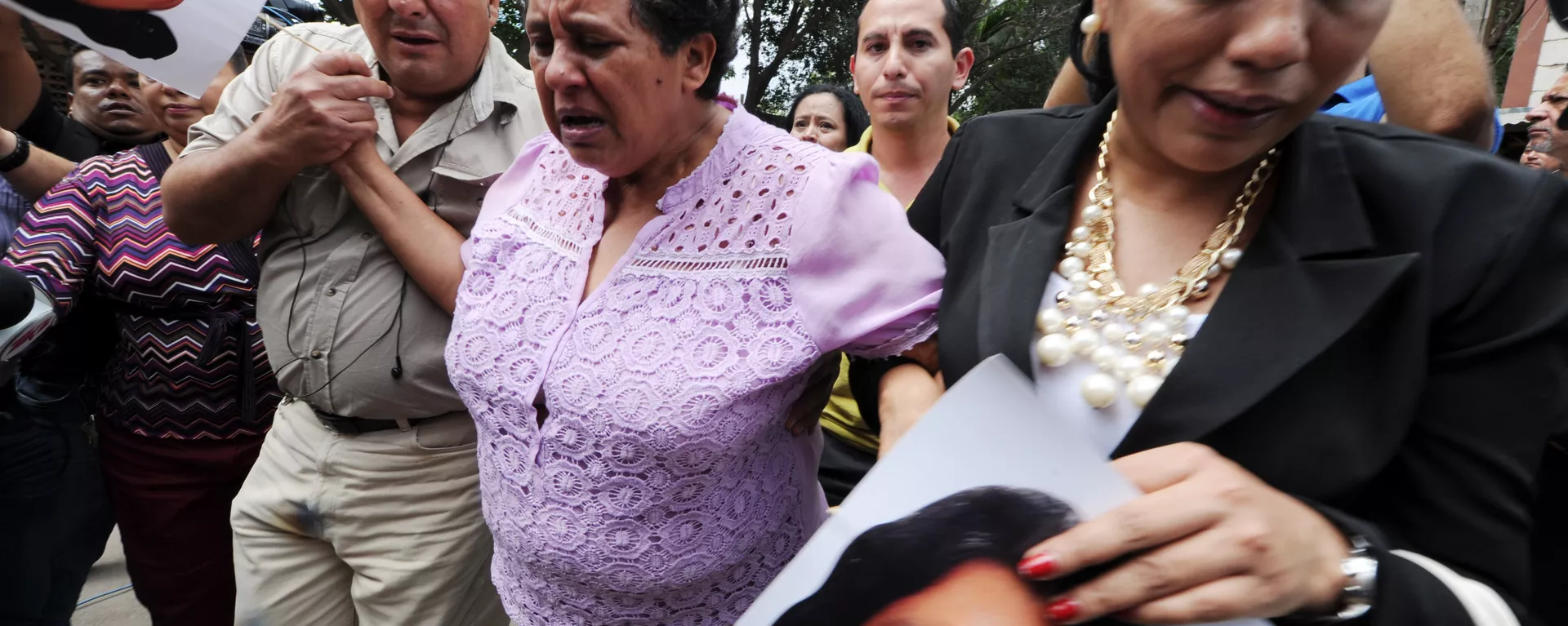 Relatives of murdered indigenous activist Berta Caceres cry, in La Esperanza, 200 km northwest of Tegucigalpa, on March 3, 2016 Relatives of murdered indigenous activist Berta Caceres cry, in La Esperanza, 200 km northwest of Tegucigalpa, on March 3, 2016 - Sputnik Mundo, 1920, 08.07.2021