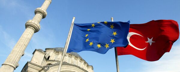 Flags of Turkey, right, and the European Union are seen in front of a mosque in Istanbul, Turkey Flags of Turkey, right, and the European Union are seen in front of a mosque in Istanbul, Turkey - Sputnik Mundo