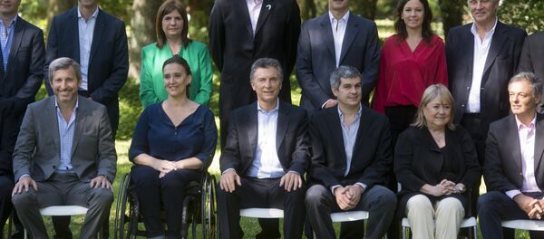 Mauricio Macri, presidente de Argentina, con algunos miembros de su nuevo gabinete - Sputnik Mundo