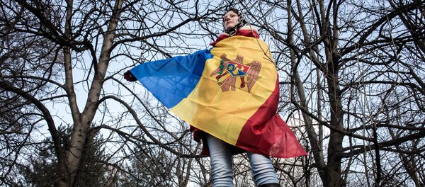 Una mujer con la bandera nacional de Moldavia - Sputnik Mundo